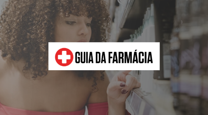 Mulher com cabelo cacheado consultando prateleira de farmácia com logotipo Guia da Farmácia sobreposto