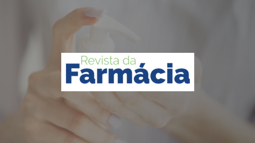 Mãos utilizando frasco de loção com logotipo Revista da Farmácia sobreposto