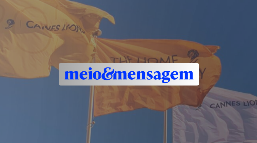 Bandeiras amarelas e laranjas com inscrição Cannes Lions tremulando ao vento com logotipo meio&mensagem sobreposto
