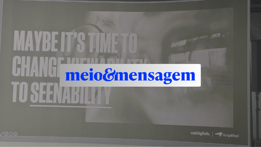 Slide com texto em inglês 'Maybe it's time to change vulnerability to seeability' com logotipo meio&mensagem sobreposto