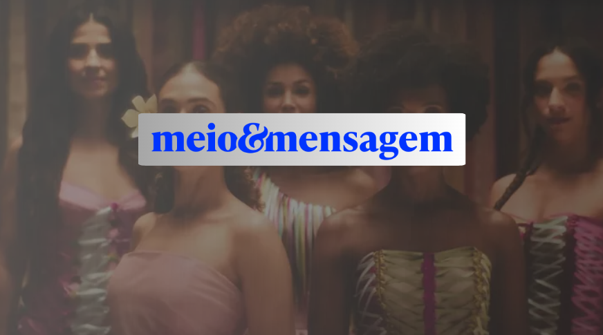 Grupo de mulheres em vestidos coloridos com logotipo azul "meio&mensagem" em destaque