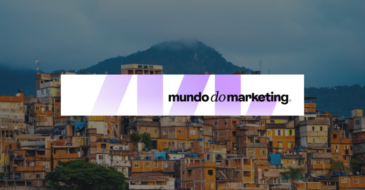 Vista de comunidade com casas em morro e faixa roxa e branca com o texto "mundo do marketing"